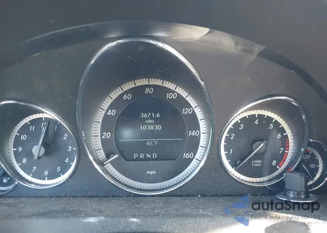 2010 Mercedes-Benz E 550 z USA, uszkodzony, nr VIN WDDKJ7CB7AF037952